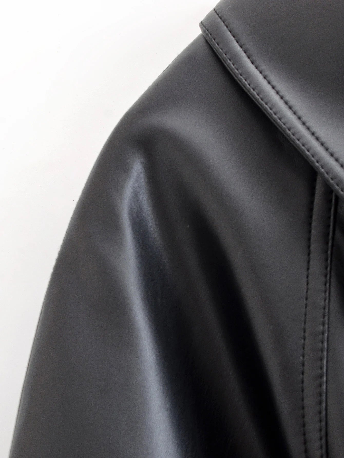 Schwarzer Kunstleder-Trenchcoat, Gürtel, lange Ärmel, Revers, Vintage-Motorradjacke, Oberbekleidung