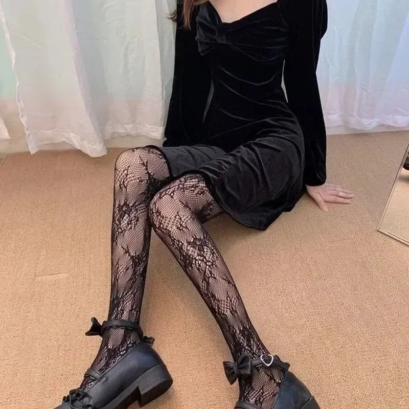Damen Sexy Schwarz Weiß Lolita Ausgehöhlte Spitze Netzstrümpfe Mit Fuß Japanische Goth Blumen Rattan Heiße Klassische Strumpfhose